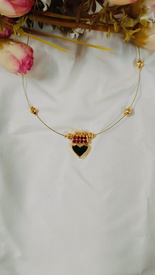 MINIMAL KEMP NECKLACE PALAKA WITH GOLDEN BEADS