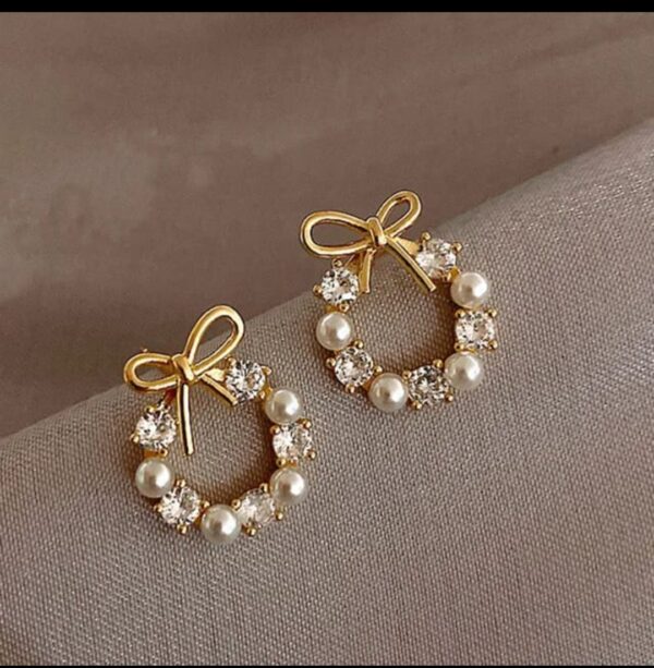 CUTE STUD WITH PEARLS AND STONES